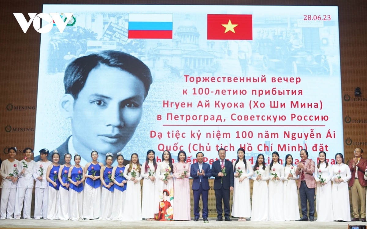 Giao lưu văn nghệ kỷ niệm 100 năm Chủ tịch Hồ Chí Minh lần đầu tiên đến Nga